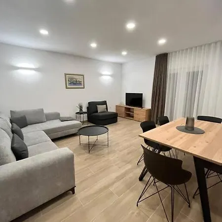 Blue With Shared Pool Appartement